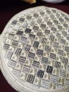 Chapeau de prière musulman exclusif Chapeau Sandale Bugis brodée en argent Kufi Tupi Topi Couronne rigide du Bangladesh - Product Image 3