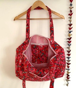 Bolsa de Deporte de Algodón de Lujo Hecha a Mano con Diseño Floral Rojo, Bolsa de Viaje Acolchada y Resistente para Uso Diario y Regalo - Product Image 3