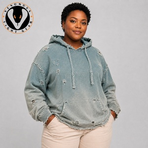 Sudadera con capucha para mujer con efecto desgastado, tela suave, detalles de borde sin rematar y ajuste cómodo para un estilo urbano y casual contemporáneo. - Product Image 5
