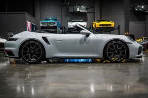 Porsche 911 Turbo S Cabriolet 2024 Usado, Color Blanco Brillante, Tracción en las Cuatro Ruedas, Llantas de Aleación, Asientos de Cuero, Sistema de Navegación, Arranque Remoto, Volante a la Izquierda, Color Oscuro - Product Image 3