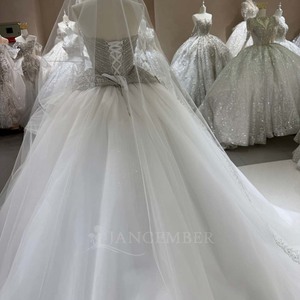 Robe de mariée moderne élégante sans manches avec perles, dentelle, fleurs en cristal et traîne chapelle pour femme DW0201 - Product Image 6
