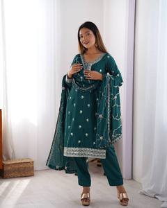 Conjunto de pantalón Kurta y Dupatta de diseño vintage, secuencia de bordado, trabajo con hilo de seda Chinon para fiestas - Product Image 1