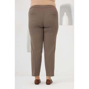 Pantalon en tissu grande taille avec taille élastique et mini fentes, couleur vison - Product Image 6