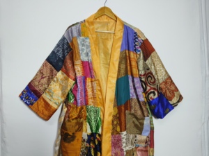 Bata de retales de seda reciclada para mujer, Kimono indio, cubierta de playa, albornoz Sari ligero, bata cómoda, ropa de dormir - Product Image 3