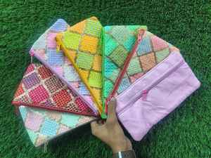 กระเป๋าถือขนาดเล็กดีไซน์ใหม่สำหรับผู้หญิงกระเป๋าถือปักลายดอกไม้มุกมีสไตล์พร้อมซิปปิดกระเป๋าผู้หญิงขายส่ง - Product Image 4