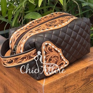 Organisateur de voyage en cuir repoussé à la main personnalisé pour femmes trousse de maquillage à motif matelassé avec fermeture à glissière - Product Image 1