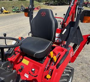 Tracteur Massey Ferguson 1GC.23 de 25 CV de bonne qualité avec chargeur, pelle rétrocaveuse, moteur et accessoire de tondeuse, en stock, prêt à être expédié - Product Image 5