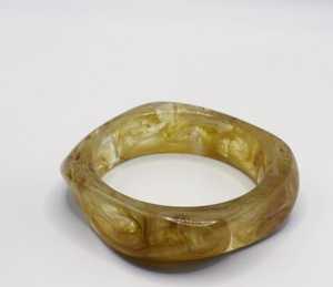 Brazalete de resina brillante hecho a mano Accesorio ligero y elegante para uso diario - Product Image 4