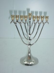 Portavelas de Menorah de calidad premium decorativo en relieve de latón macizo, candelabro de aspecto increíble de diseñador de alta calidad - Product Image 5