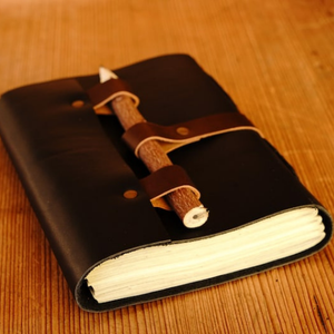 Diario de cuero negro, 100 páginas, papel antiguo con cierre de lápiz de madera, cuaderno de escritura Vintage hecho a mano, diario, regalo de cuero - Product Image 2