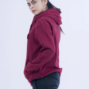 Sweat à capuche bordeaux en tissu doux pour femme, nouvelle collection, idéal pour personnaliser avec logo, coupe oversize à épaules tombantes, style décontracté, par Ako - Product Image 3