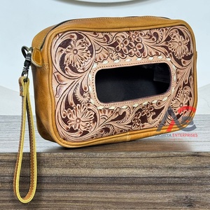 Distributeur de lingettes pour bébé en cuir de vache décoratif artisanal 2025, boîte à mouchoirs en cuir western travaillée à la main pour le salon et l'automobile - Product Image 1