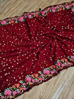 Sari de cérémonie de haute qualité, dernier cri, en faux georgette lourd, orné de sequins et de broderies.