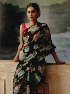 Sari con estampado floral de seda de Chinon suave de aspecto brillante de la mejor calidad para mujer, Sari de fiesta disponible para la venta desde la India - Product Image 2