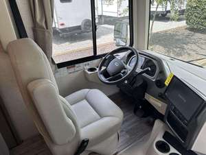 รถบ้านอลูมิเนียมสุดหรู รุ่น FREEDOM TRAVELER B30 ภายในกว้างขวาง เตียงคิงไซส์ มาตรฐานยูโร 4 เกียร์อัตโนมัติ เบาะหนัง ล้อแม็ก R17 พร้อมครัว - Product Image 5