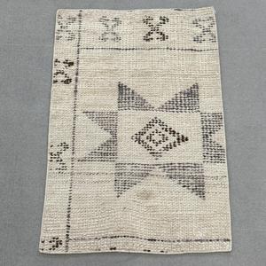 Tapis turc vintage 2,1 x 3,2 pieds, petit tapis, tapis en laine blanc gris à pois - Product Image 1