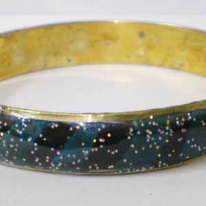 Brazalete de Cobre Chapado en Oro de Lujo, Patrón de Remolino Galáctico Verde Oscuro y Negro Fascinante y Artesanía Metálica Holográfica Brillante - Product Image 1