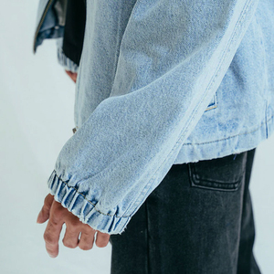 Chaqueta vaquera azul clásica unisex, construcción robusta, forma limpia, adecuada para atuendos casuales y operaciones de compra al por mayor. - Product Image 3