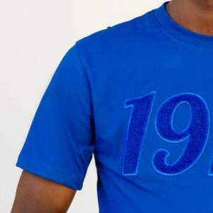 เสื้อเชิ๊ตผ้ากำมะหยี่สีฟ้า1914เครื่องแต่งกายเพื่อชีวิตแบบกรีกปักลายตัวเลข1914คลาสสิกเสื้อยืดพี่น้องชาย - Product Image 3