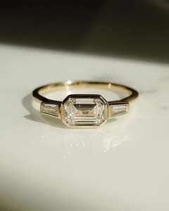 10x7มม. แหวนเพชรมอยส์ซอไนต์ตัดมรกตแหวนหมั้นมินิมอลลิสต์ | หินสามด้านชุบทอง18K - Product Image 1