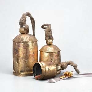 Campanas de latón grabadas recién llegadas, cascabeles decorativos de Navidad para el hogar, diseño único, Bola de vaca de Metal para uso decorativo - Product Image 1