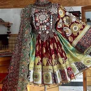 Robe traditionnelle afghane Kuchi avec base en velours marron riche, panneaux lourdement brodés, travail de miroir coloré et extensif - Product Image 3