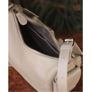 El mejor bolso de hombro de cuero de vaca genuino Premium para mujer hecho a mano con estilo atemporal y minimalista - Product Image 6