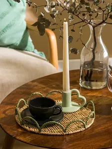 Home Styles Plateau rond en papier tissé avec bord festonné vert Plateau de service décoratif rustique pour le rangement du petit déjeuner ou l'affichage de la table - Product Image 5