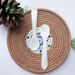 Cuillère à caviar Design extrêmement luxueux Fabriqué à partir de nacre blanche naturelle Aidez à profiter pleinement du caviar Taille 10cm - Product Image 3