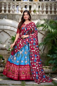 Imprimé Lehenga Patola en soie de Tussar traditionnel nouvellement conçu avec une bordure de tissage Zari pour une tenue de fête de mariage - Product Image 3