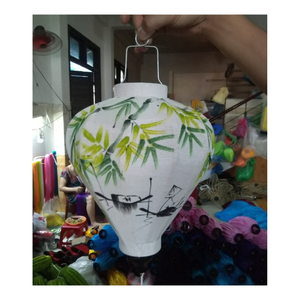 นำแสงที่สง่างามมาสู่พื้นที่ของคุณด้วยโคมไฟผ้าไหมเวียดนามที่สร้างขึ้นเพื่อเน้นรูปทรงการเคลื่อนไหวและประเพณีทางศิลปะ - Product Image 3