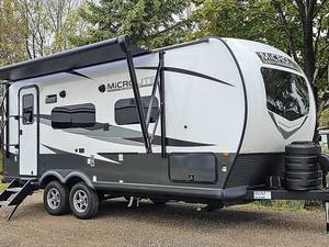 Remorque conteneurisée d'occasion en excellent état, modèle 2023 F-o-r-e--s-t R-i-v-e-r Flagstaff Micro Lite 21FBRS, idéale pour appartement et camping - Product Image 4