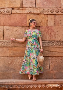 Hochwertiges, elegantes, einteiliges Blumen kleid mit lebendigen Farben und zartem Aufdruck für Sommer zu besten Preisen erhältlich