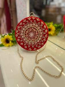 Pochette exclusive faite à la main de forme ronde Un accessoire élégant et élégant pour femmes pour les mariages et les grandes fêtes - Product Image 4