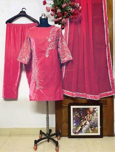 Top de terciopelo pesado de buena calidad de color rosa tradicional indio con hermoso Plazzo y Kurti de terciopelo bordado y pesado - Product Image 3