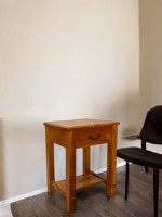 Table de chevet Kangto avec un tiroir, fabriquée en Indonésie, WT003, en teck riche, design élégant Japandi minimaliste, pour salle à manger