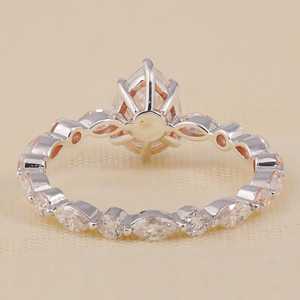 Anillo de Compromiso con Diamante Solitario Cultivado en Laboratorio, Corte Marquesa y Redondo, Plata de Ley y Oro, Claridad VS1 - Product Image 1