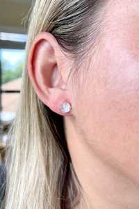 Pendientes de tuerca redondos con piedra lunar blanca, estilo bohemio, de plata de ley 925, con diseño de piedra de nacimiento de junio, idea de regalo de joyería fina para mamá - Product Image 4