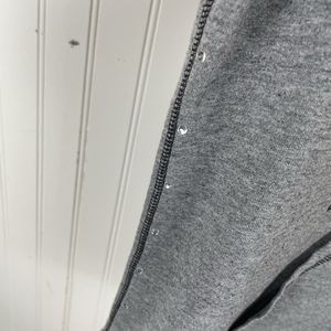 ผู้ผลิตเสื้อฮู้ดดี้แบบรีเวท OEM ผ้าฝ้ายฟลีซ 100% สำหรับฤดูหนาว ทรงโอเวอร์ไซส์ ระบายอากาศได้ดี เป็นมิตรกับสิ่งแวดล้อม ประดับด้วยตัวอักษรเพชร พรีเมียม น้ำหนัก 250 กรัม แบบพัฟ - Product Image 6