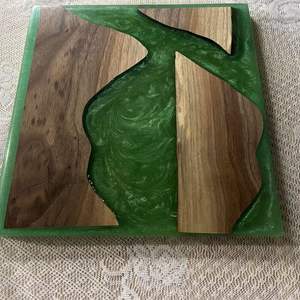 เขียงไม้ที่ทำด้วยมือหมุนอีพ็อกซี่แม่น้ำทนทานสำหรับการตัดชีสผลไม้และการนำเสนออาหารที่ทันสมัย - Product Image 1