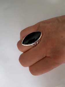 Bague en onyx fait à la main en argent sterling 925 déclaration de pierres précieuses plates noires pour les femmes pour un anniversaire de fête ou un cadeau de mariage - Product Image 5