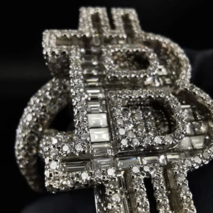 Anillo de diamantes redondo y Baguette de moissanita de oro amarillo de 14kt de moda estilo Hip Hop brillante con piedra principal de claridad VVS mejorada - Product Image 4