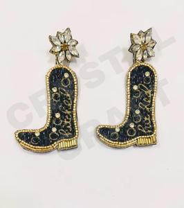 Pendientes Dolly Boot con Cuentas Bordadas, Diseño Floral, Pendientes Hechos a Mano en India para Mujeres y Niñas - Product Image 6