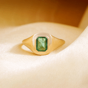 Bague signet en platine pour homme avec diamant taille émeraude - Product Image 4