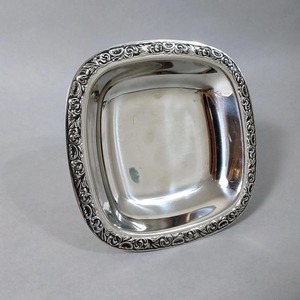 Bandeja de servicio de metal con bordes cuadrados de diseño con acabado plateado duradero, ideal para aperitivos, postres, bebidas y eventos en casa - Product Image 2