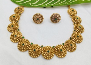 Gargantilla tradicional Maharashtrian Chapado en oro con perlas y collar de oro Conjunto con pendientes para mujer - Product Image 2