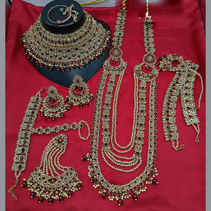 Ensemble de mariée en plaqué or de créateur orné de cristaux autrichiens étincelants et de perles parfaites pour les mariages et les occasions festives - Product Image 2