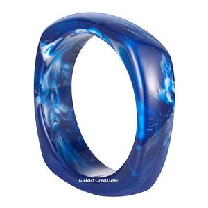 Brazalete de resina azul hecho a mano para mujer, joyería ligera de moda con acabado brillante y diseño moderno - Product Image 1