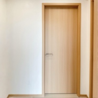 Porte intérieure moderne en chêne blanc, placage naturel coupé en rift, âme pleine, porte à panneau lisse avec charnières dissimulées et serrure magnétique