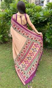 Saree en coton doux avec imprimé floral et imprimé Pallu Livré avec chemisier imprimé et bordure assortie - Product Image 6